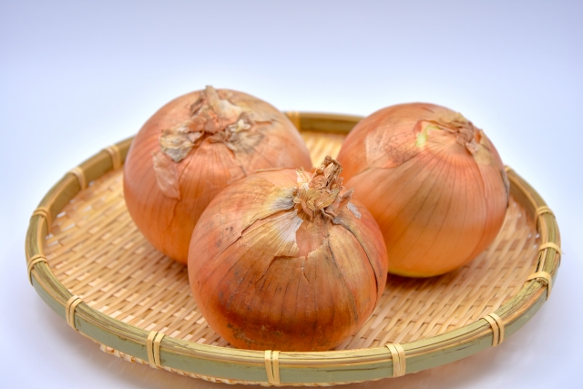 ざるに乗る3つの玉ねぎ